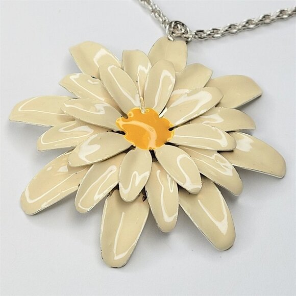 White Flower Pendant Necklace - Picture 2 of 9